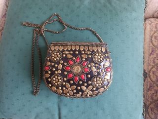 Bolso étnico metal dorado.