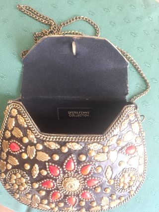 Bolso étnico metal dorado.