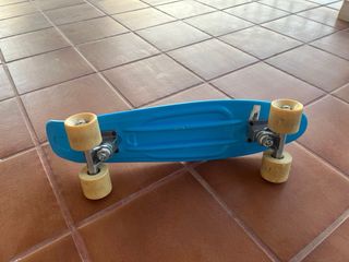 Monopatín azul infantil