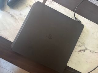 PS4 Slim 1TB (PlayStation 4) + extras