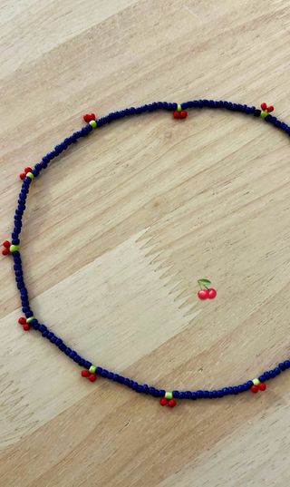 Collana ciliegie perline blu-rosse