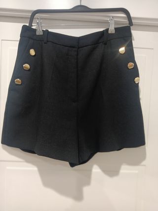Shorts negros - botones dorados