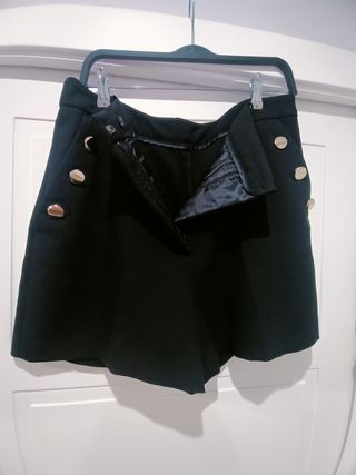 Shorts negros - botones dorados