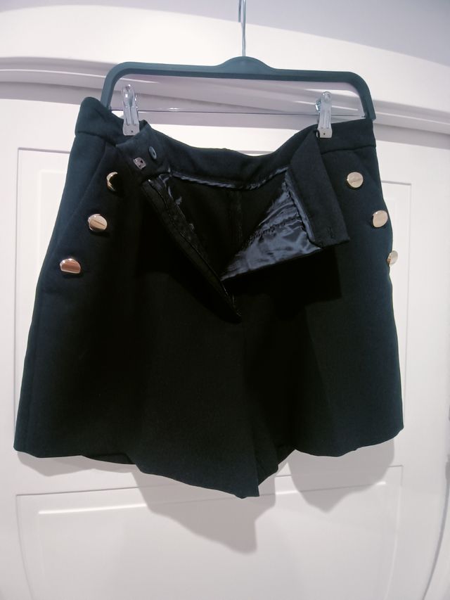 Shorts negros - botones dorados