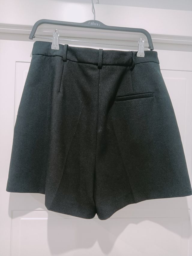 Shorts negros - botones dorados