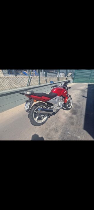 Honda CBF 250cc roja