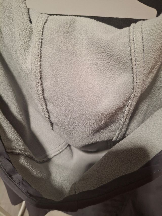 Chaqueta Bench - Neopreno gris queda preciosa