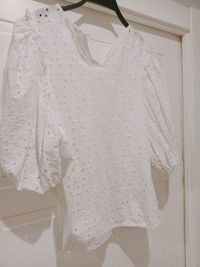 Camisas blancas bordadas