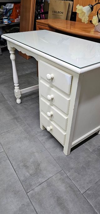 Escritorio blanco vintage con cristal