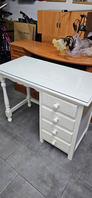 Escritorio blanco vintage con cristal