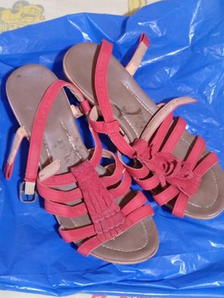 Sandalias rojas de cuña