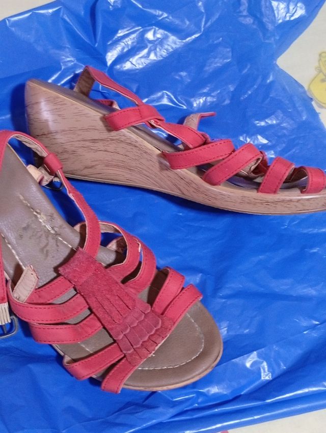 Sandalias rojas de cuña