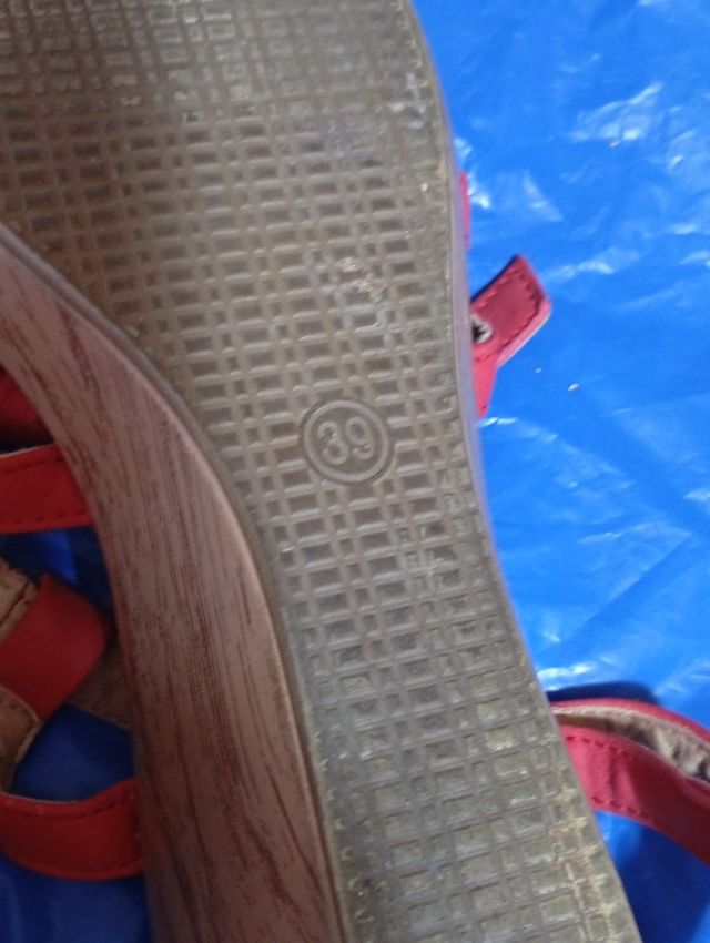 Sandalias rojas de cuña