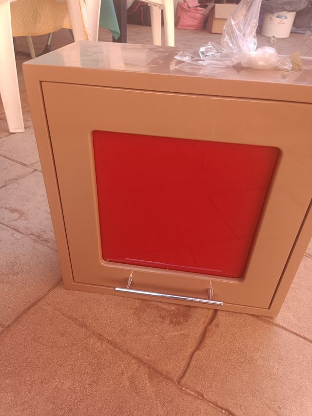 Lavabo rojo de cristal