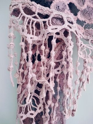 Chal encaje lila-morado con borlas crochet. Nuevo