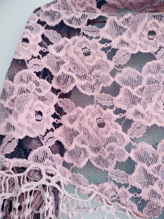 Chal encaje lila-morado con borlas crochet. Nuevo