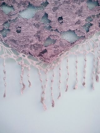 Chal encaje lila-morado con borlas crochet. Nuevo