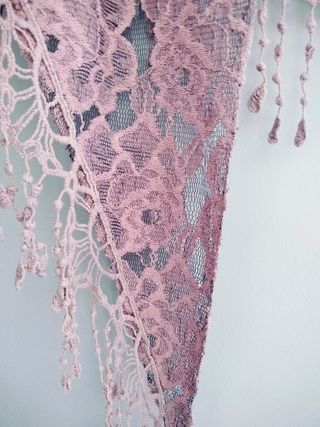 Chal encaje lila-morado con borlas crochet. Nuevo