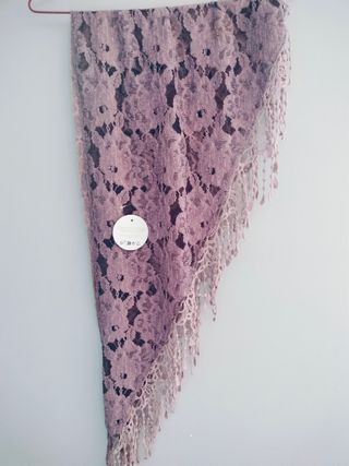 Chal encaje lila-morado con borlas crochet. Nuevo