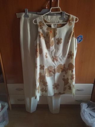 Conjunto beige c/flores - blusa y pantalón