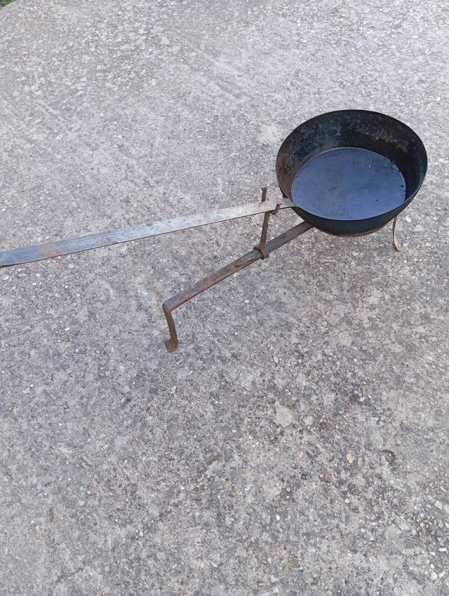Sartén antigua con trébede de metal