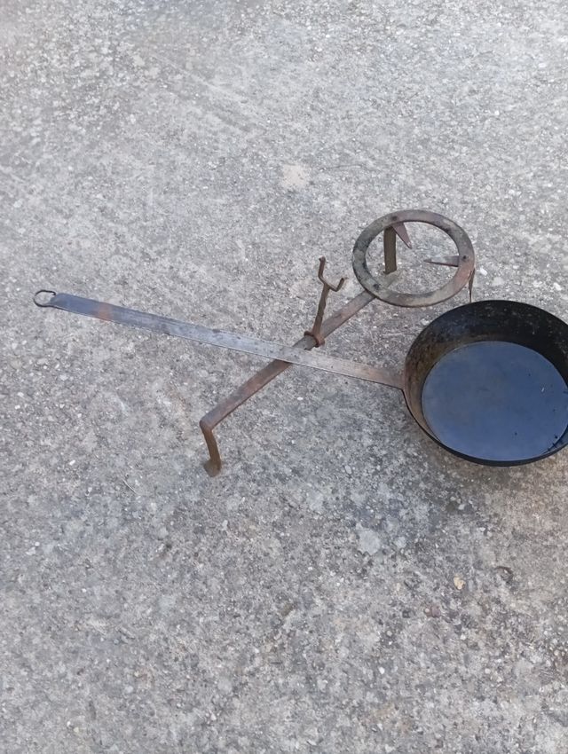 Sartén antigua con trébede de metal