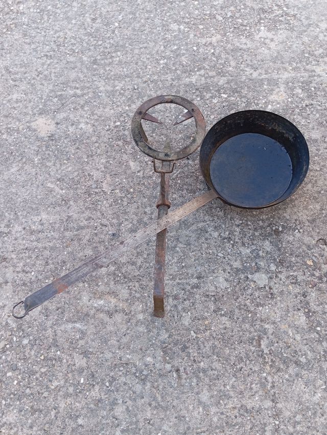 Sartén antigua con trébede de metal