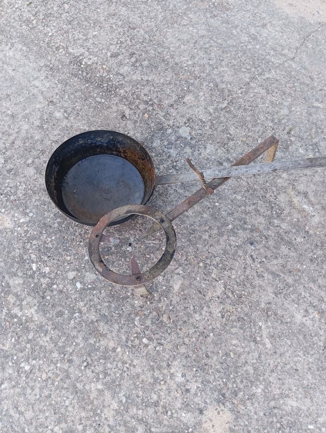 Sartén antigua con trébede de metal