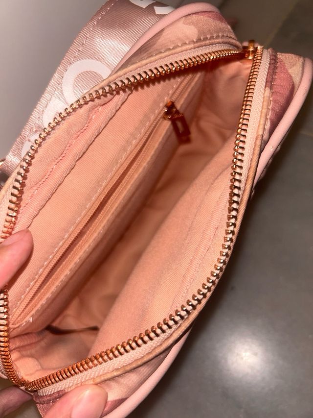 Bolso GUESS rosa estampado