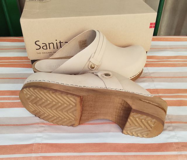 Zuecos de piel aceitada y madera Sanita