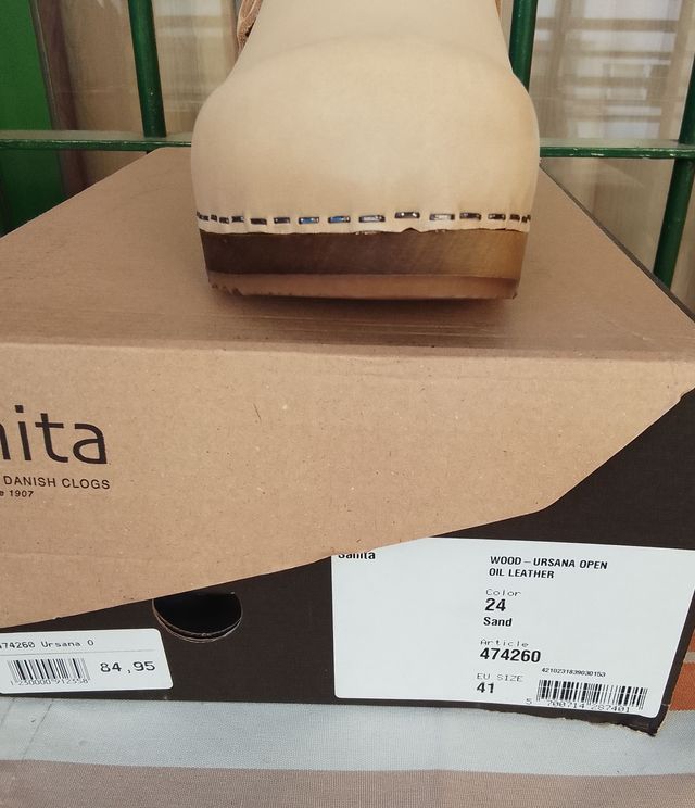 Zuecos de piel aceitada y madera Sanita