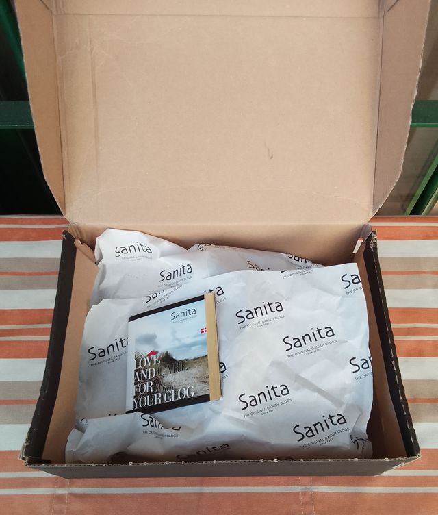 Zuecos de piel aceitada y madera Sanita