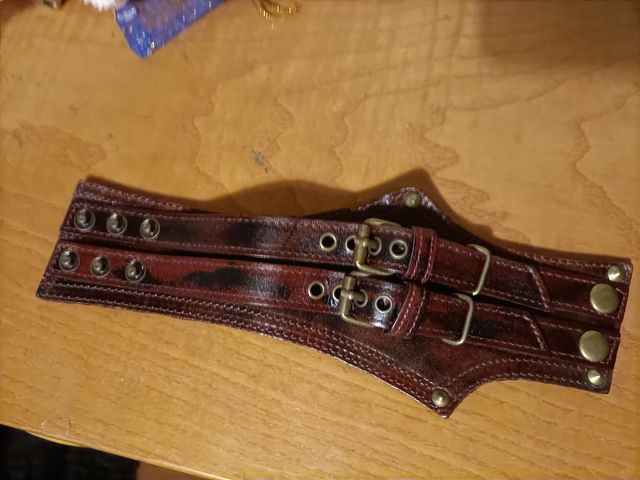 Brazalete cuero marrón con hebilla nueva