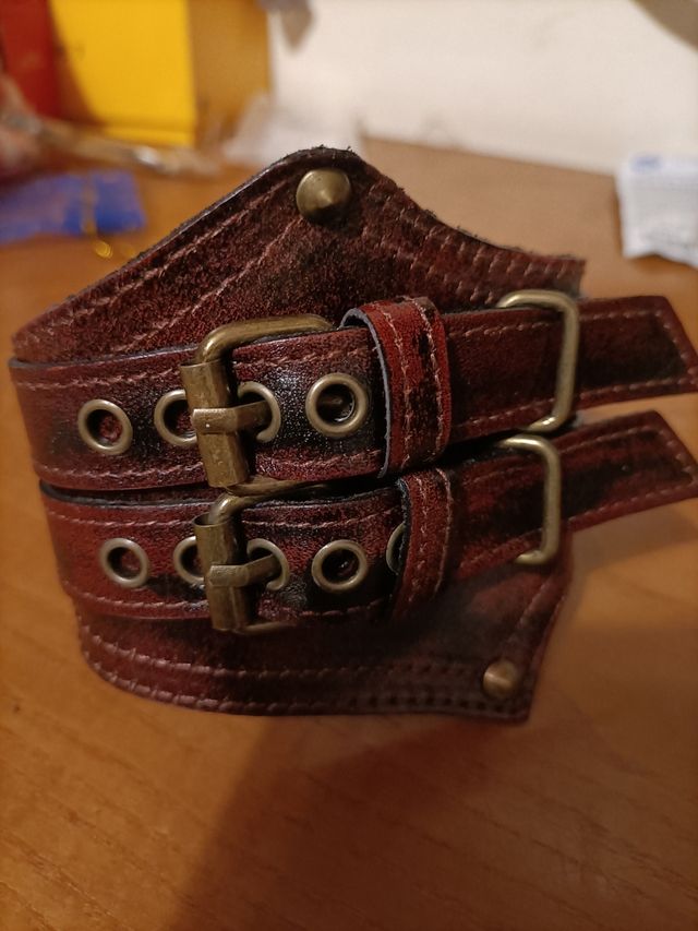 Brazalete cuero marrón con hebilla nueva