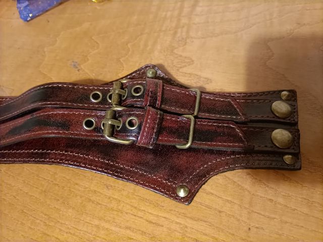 Brazalete cuero marrón con hebilla nueva