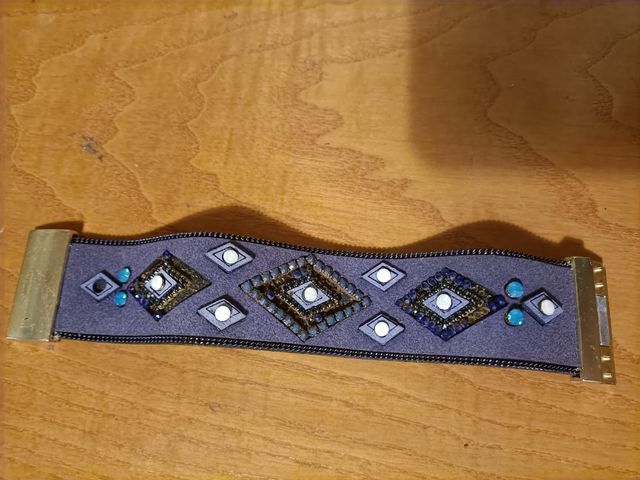 Pulsera con pedrería y cierre de seguridad nueva