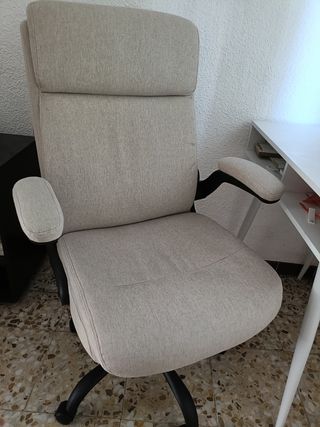 Silla escritorio beige cómoda