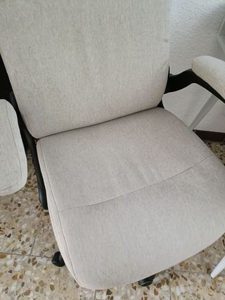Silla escritorio beige cómoda