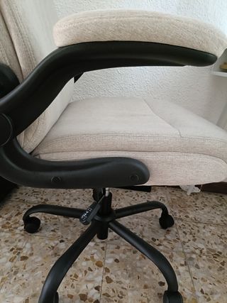 Silla escritorio beige cómoda