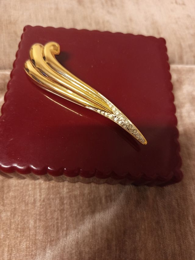 Spilla dorata con zirconi