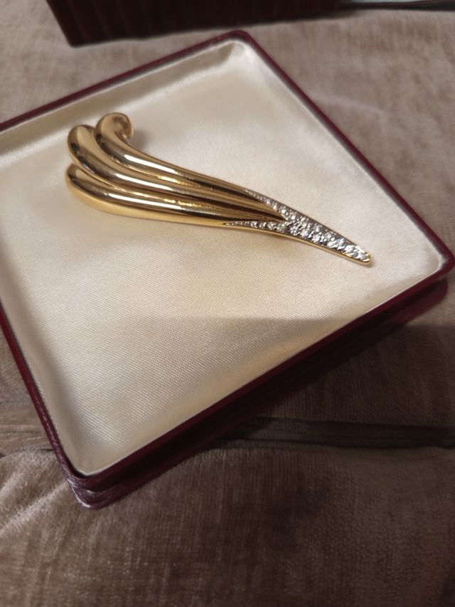 Spilla dorata con zirconi