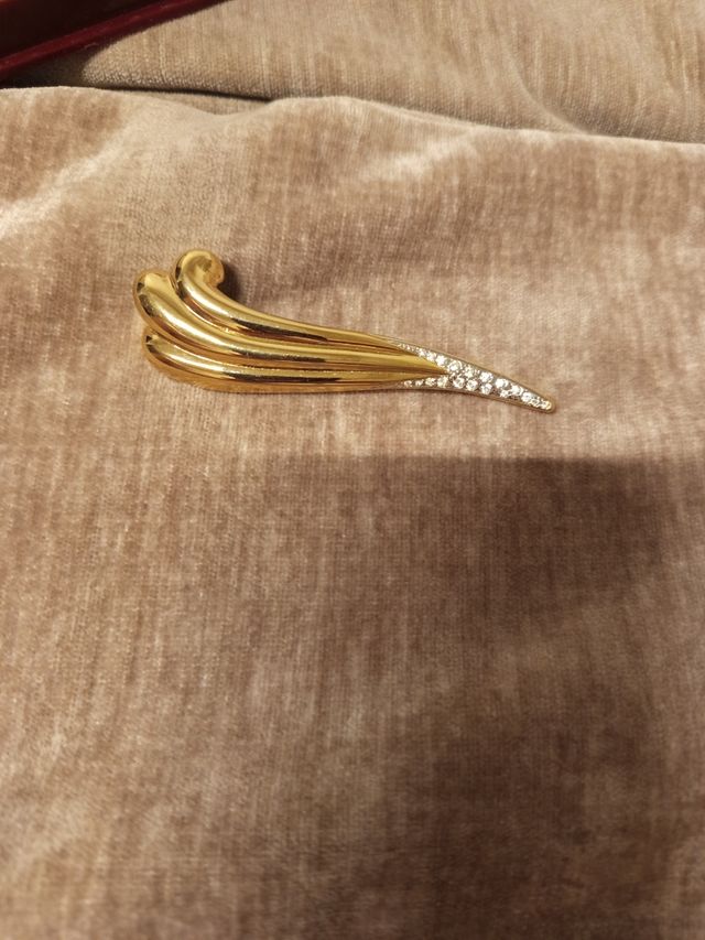 Spilla dorata con zirconi