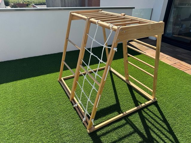 Gimnasio infantil madera interior