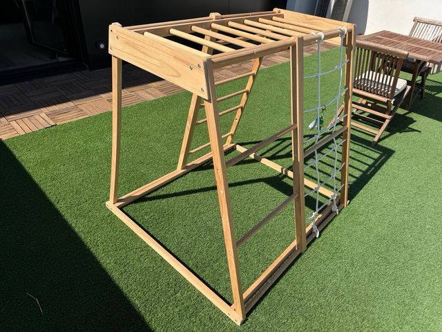 Gimnasio infantil madera interior