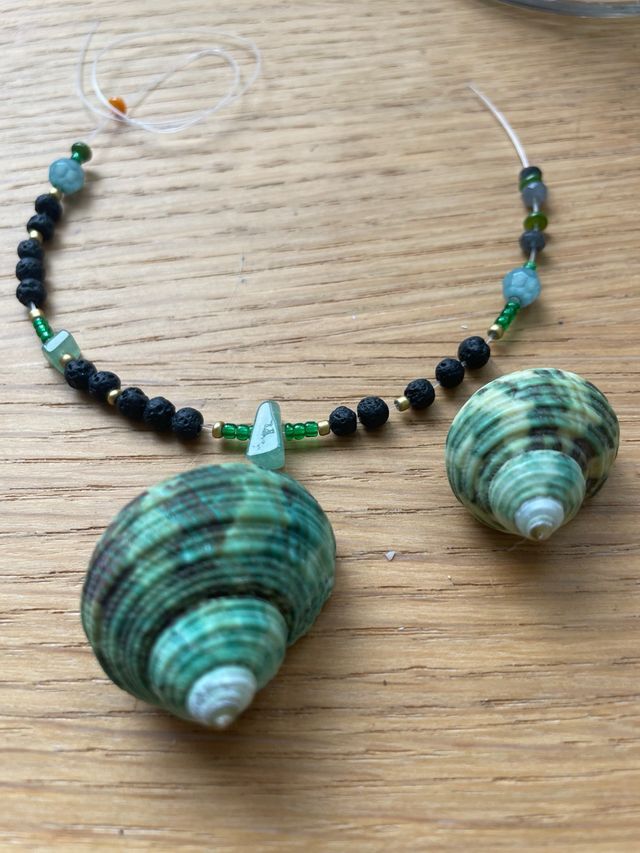 Collar con caracolas verdes