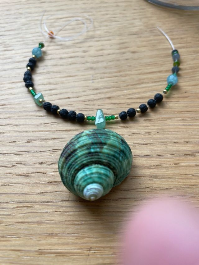 Collar con caracolas verdes
