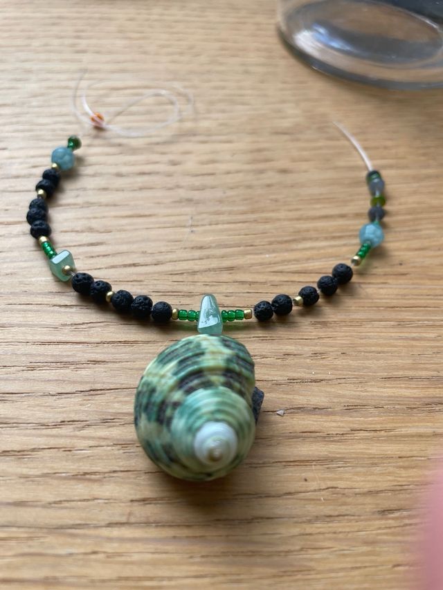 Collar con caracolas verdes