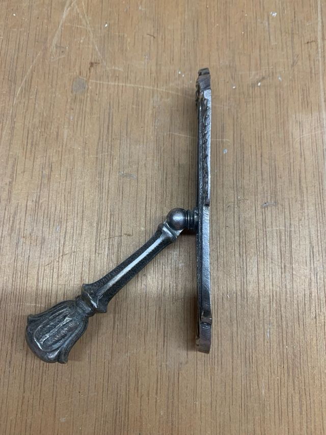 Tirador antiguo para mueble, pomo bocallave