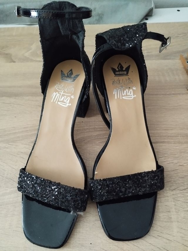 Sandalias negras Mustang brillantes