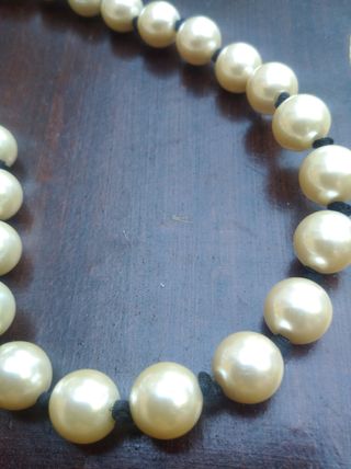 Collar perlas blancas lazo negro